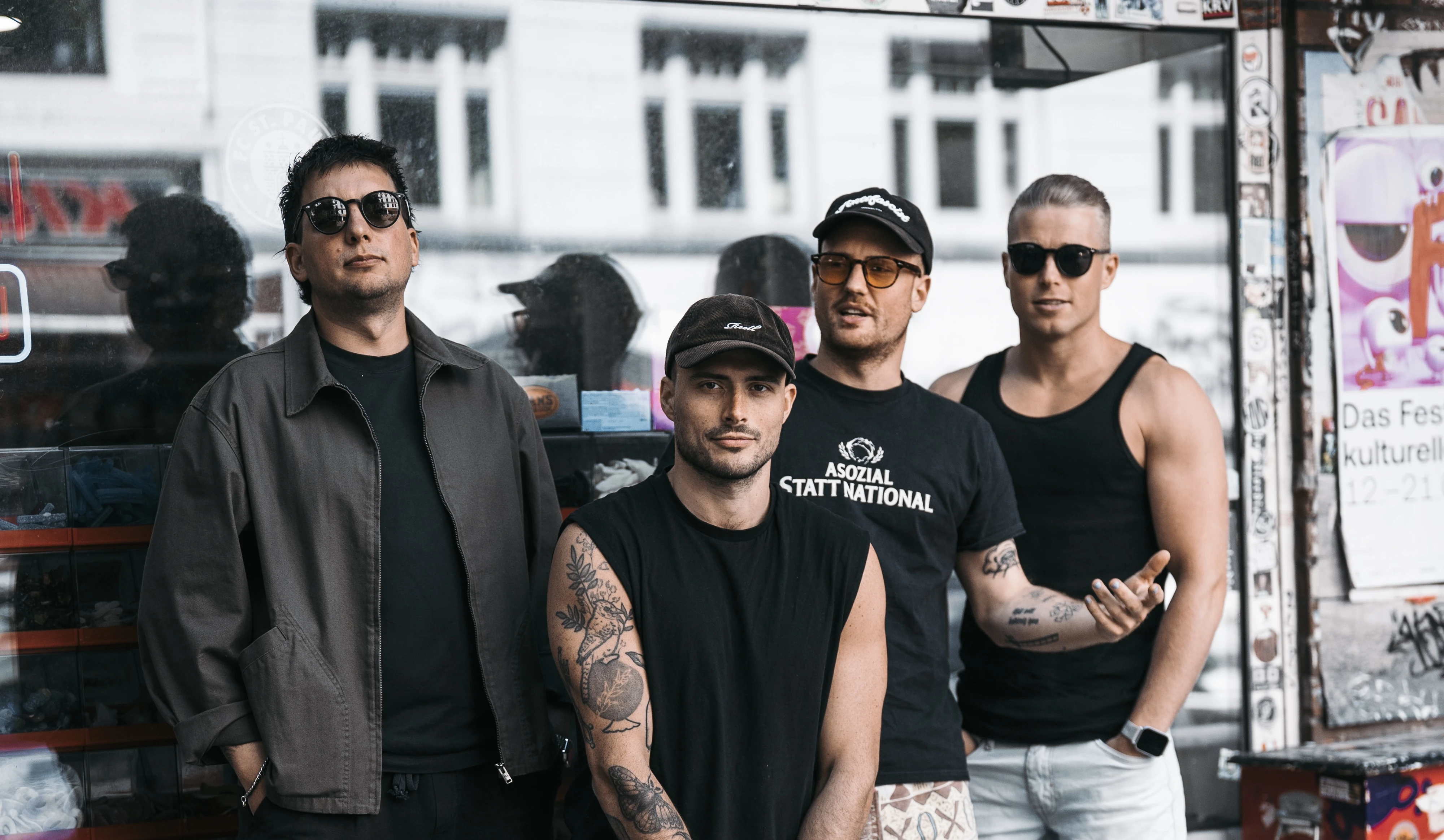 sektmalte – offizielles Bandfoto mit vier Bandmitgliedern